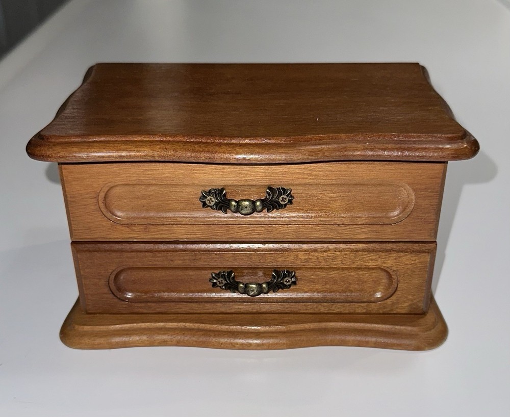 Vintage Wood Trinket jewelry box 7 1/2”x 4 3/4”x 4” Tall Wooden