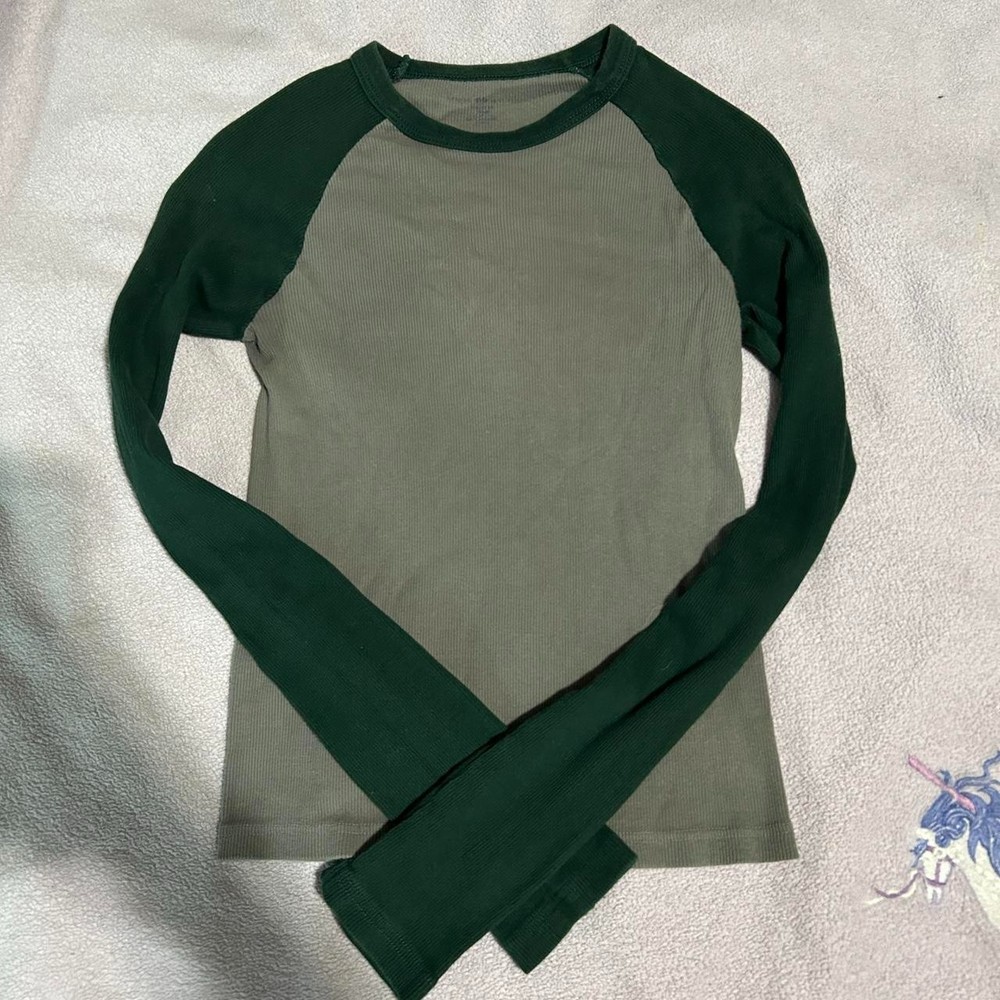 Brandy Melville Bella Long Sleeve Tee John Galt. Gray & Dark Green. One Size.