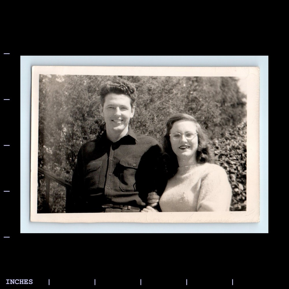 Old Vintage Photo AFFECTIONATE MAN WOMAN COUPLE