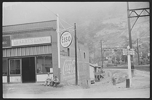 Photo:West Virginia, Garage, Davey, mining town
