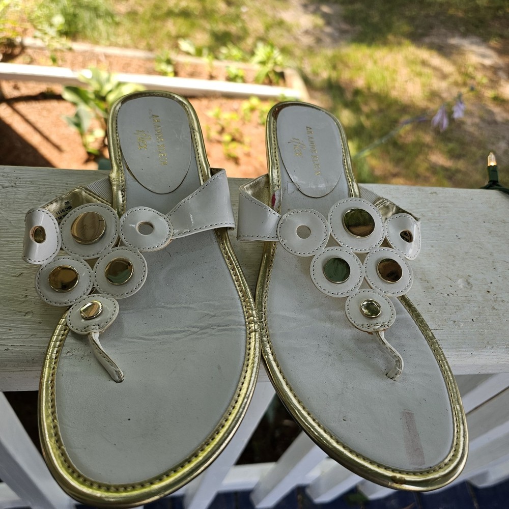 AK ANNE KLEIN IFLEX Akachazie Sandals Flip Flops White Patent Faux Leather Gold