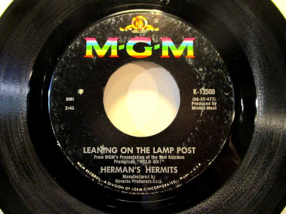 HERMAN'S HERMITS - Leaning On The Lamp Post - Original 1966 MGM 45 rpm - Top 40