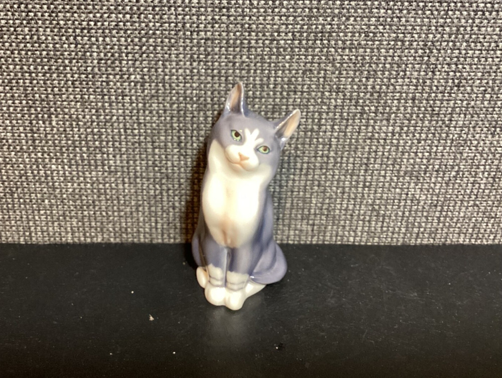 Vintage Royal Copenhagen #680 Sitting Duchess Kitty Cat Porcelain Mini