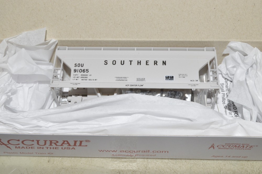 HO scale Accurail ACF 2 bay covered hopper car train KIT Southern Ry 91065