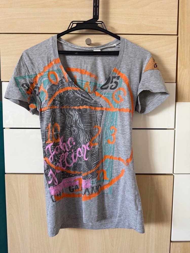 John Galliano Vintage T-Shirt Size S Gray Print Logo