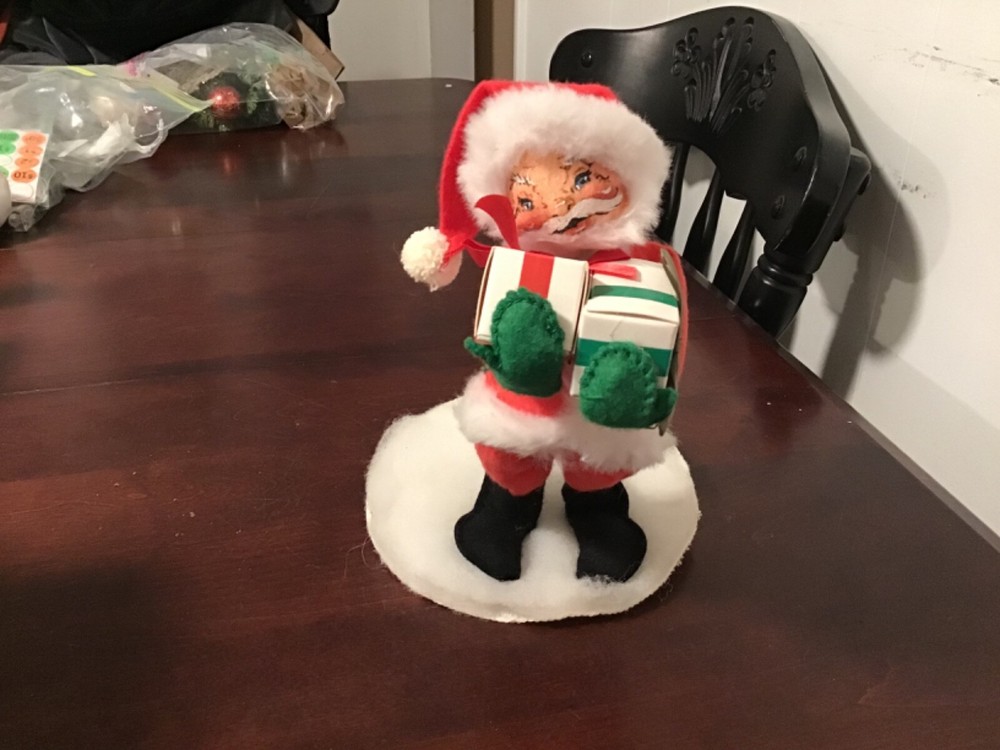 Vintage 1989 Annalee Mobilitee Doll  Christmas Santa Claus Holding Presents 8