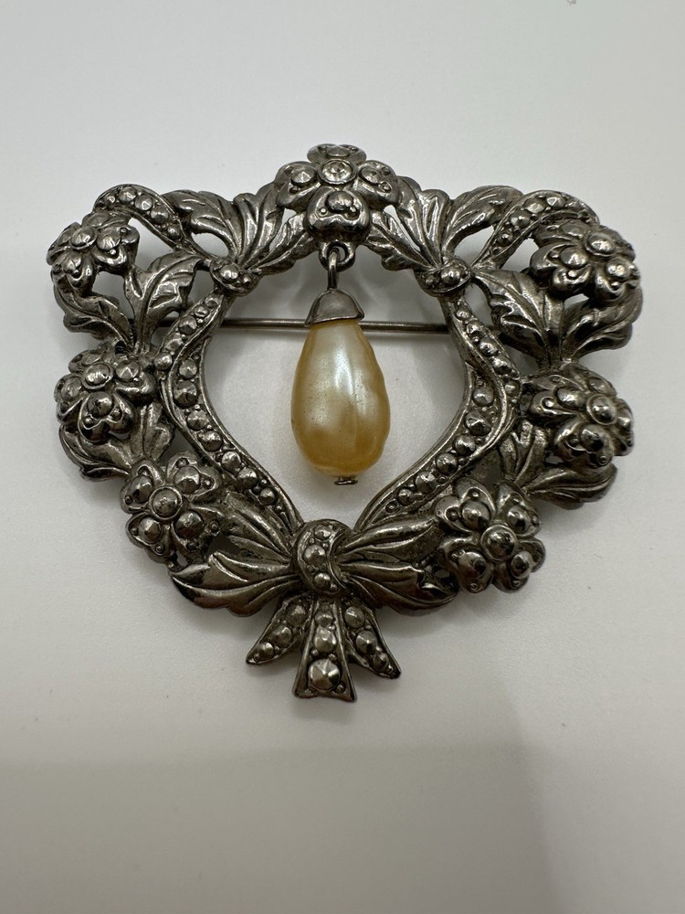 Vintage Avon Romantic Renaissance Pin Wreath Flowers Faux Pearl