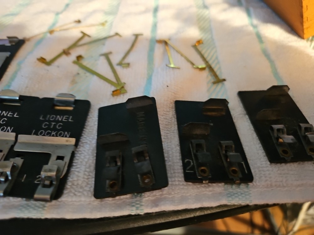 Vintage Lionel CTC Lockon Track Accessories Lot of 5 with Extra Parts