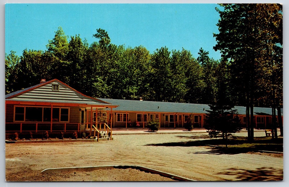 Roadside~Gladstone Michigan~Deer Forest Motel Entrance View~Vintage Postcard