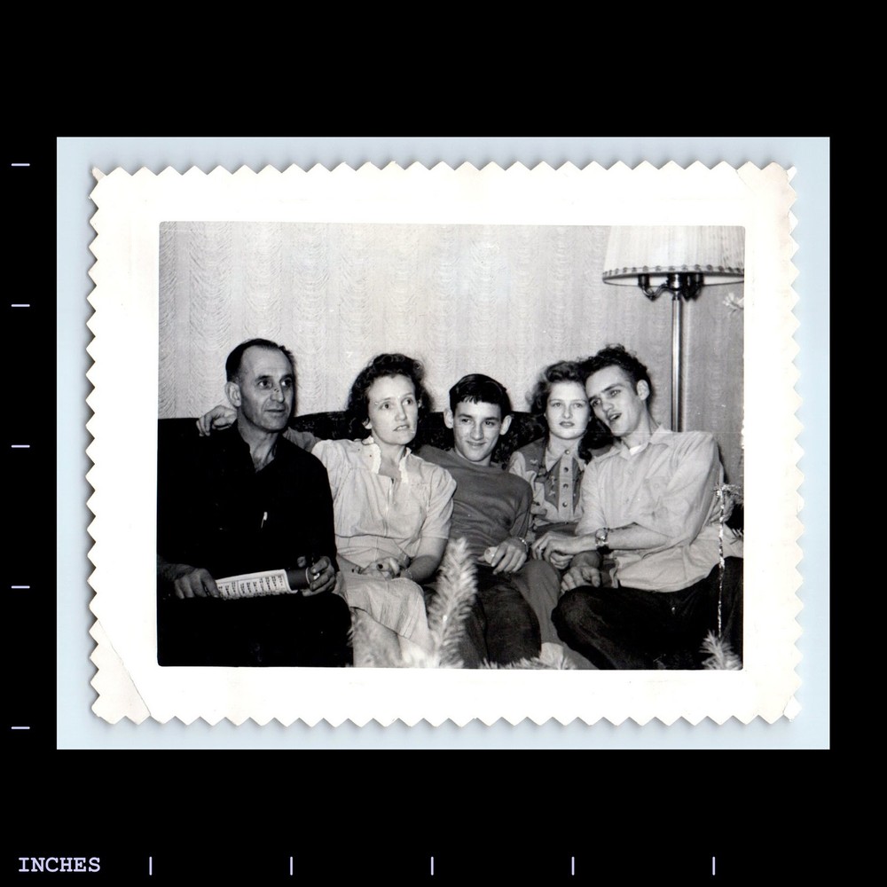 Vintage Photo AFFECTIONATE MEN WOMEN SITTING ON COUCH SOFA
