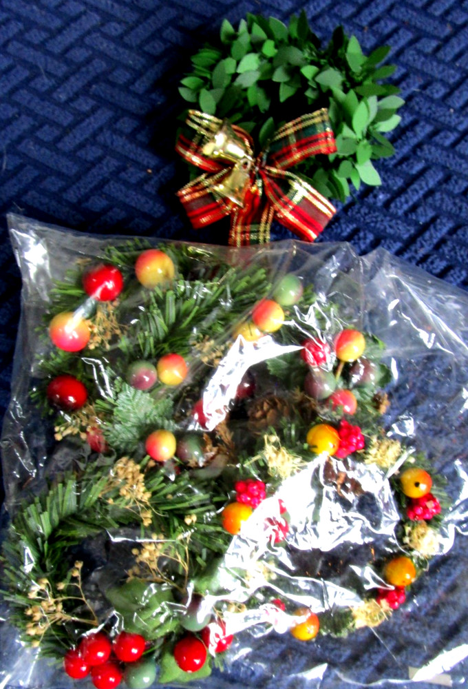 LOT of 5 Byers Choice Carolers miniature Holly Pine Wreaths 3