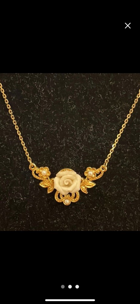 Vintage Avon Porcelain White Rose Faux Pearl Gold Tone Pendant Necklace 18”