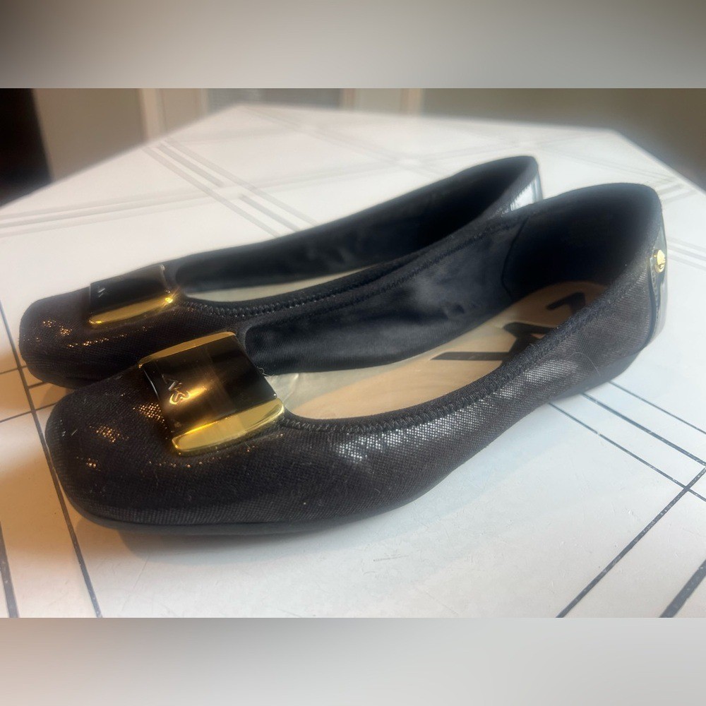 Anne Klein Black Flats Women's Size: 8