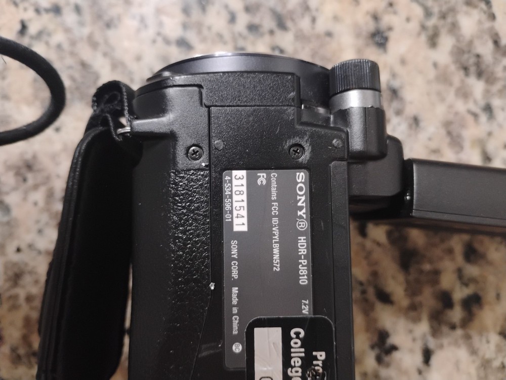 SONY HDR-PJ810  No Cables