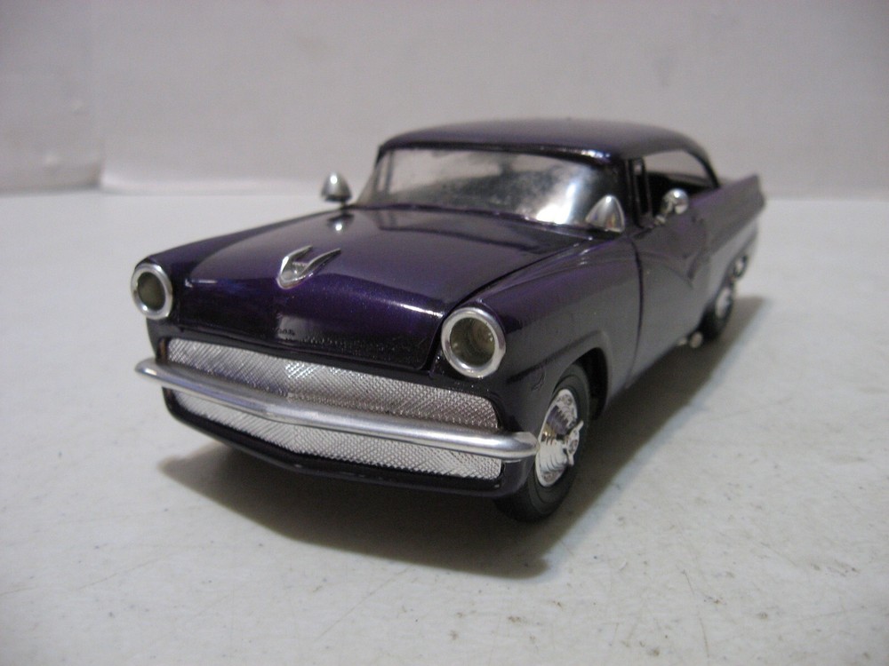 AMT/ERTL Custom Purple 1956 Ford Victoria HT 1/25 Scale Built Model Kit #31545