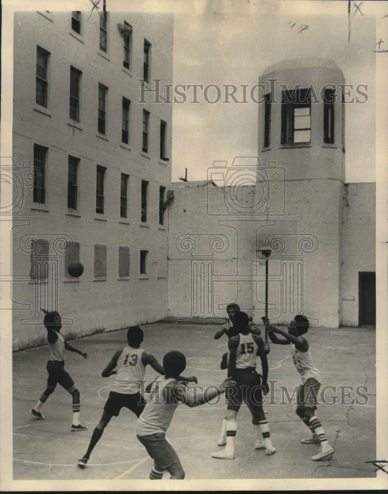 1976 Press Photo Orleans Parish Prison - Inmates in Recreation Yard - noc04791