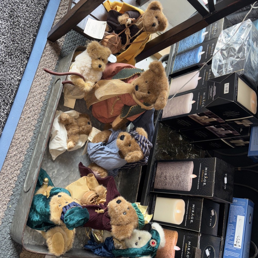 Boyd bears Nativity 1998 limited edition. Eight pieces with tags.