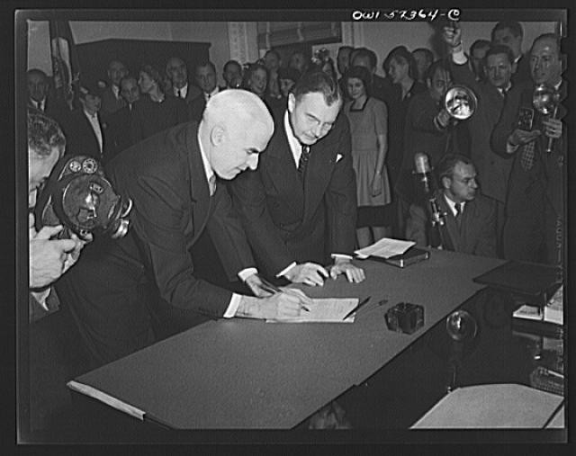 Photo:Washington DC 1940s Officials Signing Document Press Crowd
