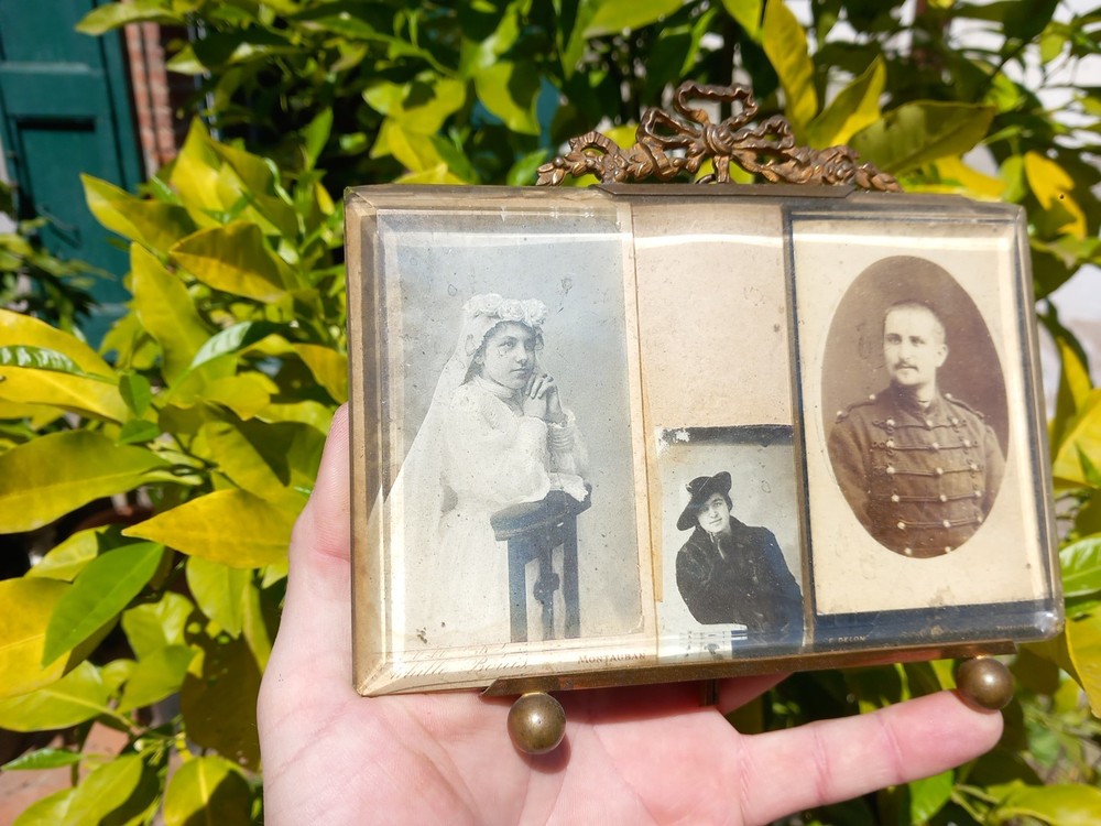 Louis XVI Brass And Beveled Glass Photo Frame With Bow And Ribbons Decor