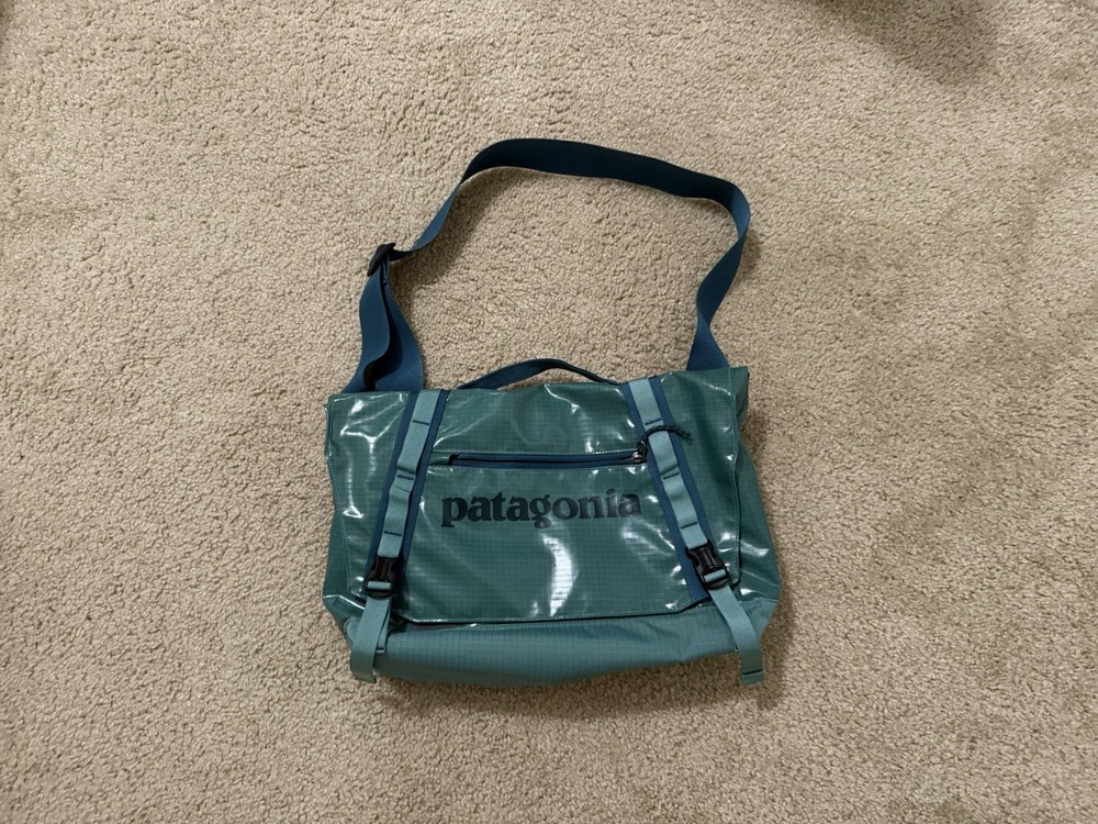 Patagonia Black Hole 12L Messenger Bag in Beryl Green