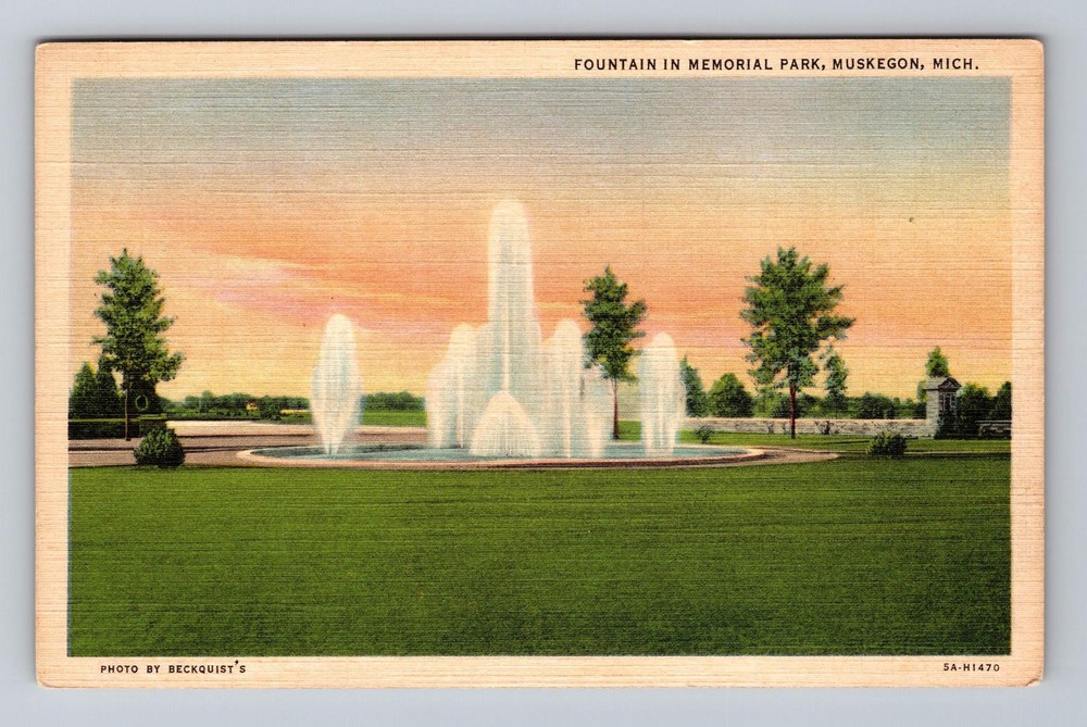 Muskegon MI-Michigan Fountain In Memorial Park Vintage Postcard