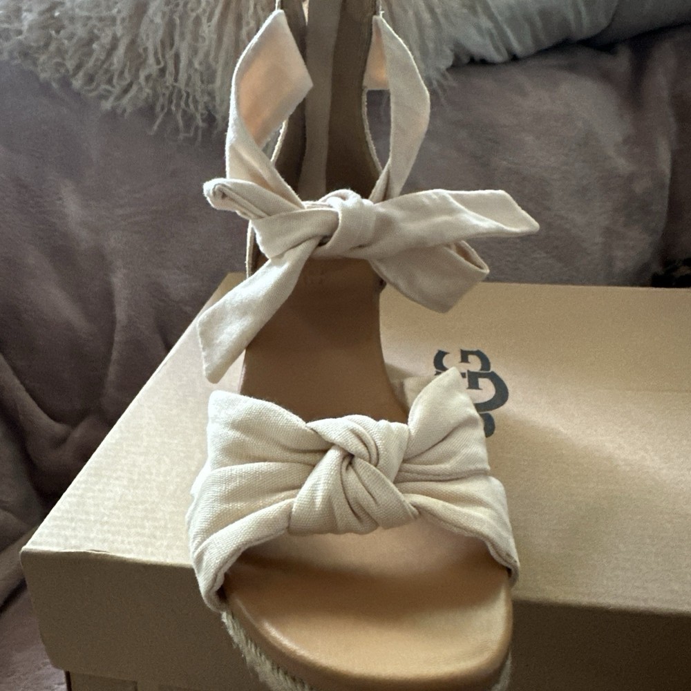UGG Australia Women's Sandel Size6