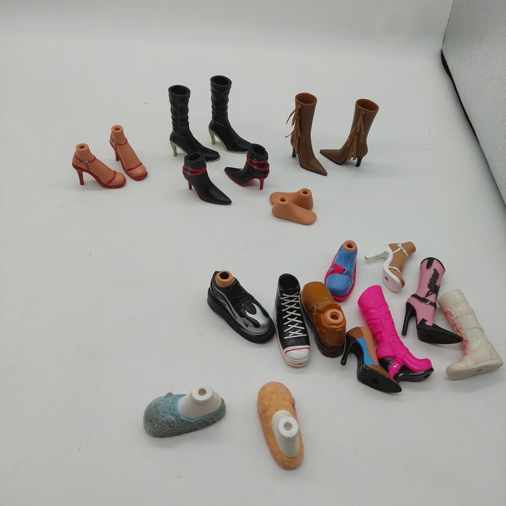 Bratz 2 Pairs of Boots & 11 Single Shoes Lot