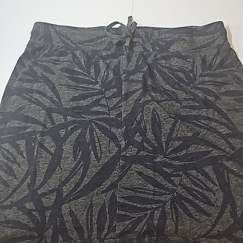 Tommy Bahama Skirt Women’s  Medium Blue/grey floral great pre-owned condition