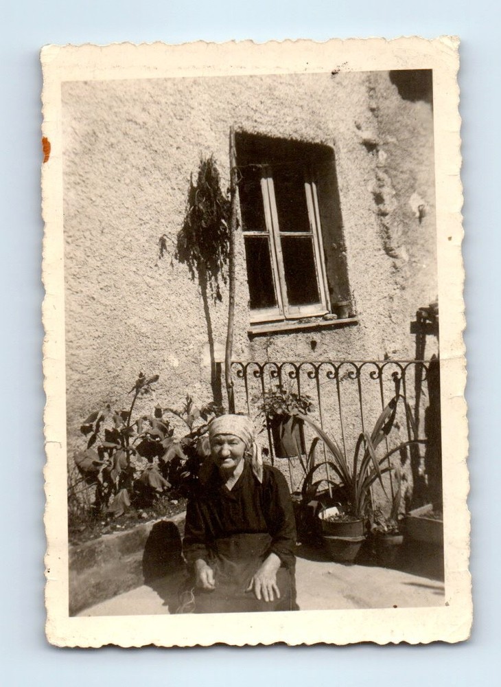 Old Vintage Photo SOLO OLDER ELDERLY WOMAN OUTSIDE HOUSE HEADSCARF SNAPSHOT