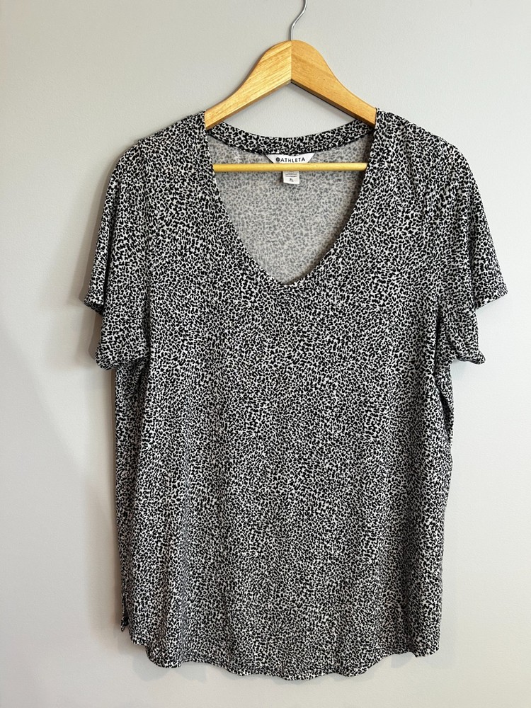 Athleta Breezy Scoop V Neck T Shirt Womens XL Leopard Print Short Sleeve Classic