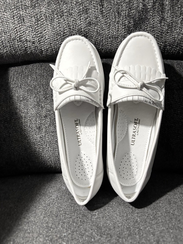 Women’s 7.5  White Leather Moccassin Style Loafer New Red Cross Shoes Comfort