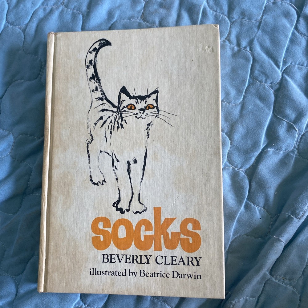 vintage socks hardcover book by Beverly Clearly 1973