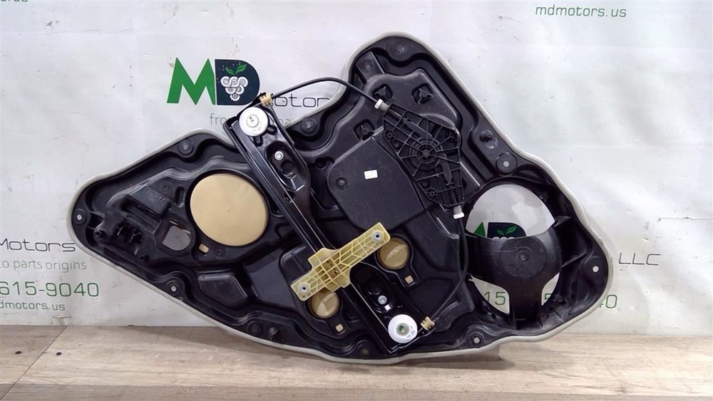 2018-2020 JEEP CHEROKEE REAR RIGHT DOOR WINDOW GLASS REGULATOR OEM 68227456AA