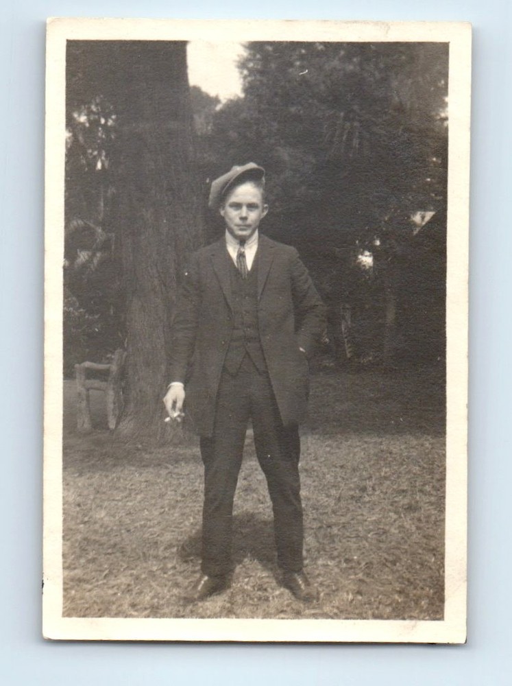 Old Vintage Photo SOLO MAN SUIT TIE VEST NEWSBOY CAP HAT SMOKING CIGARETTE