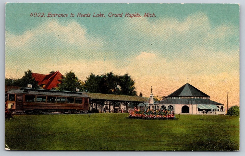 Reed's Lake Entrance Parked Trolley Pavilion Grand Rapids MI C1913 Postcard N26