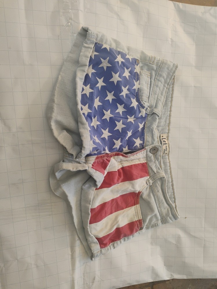 Women's l.e.i Ashley Low Rise  Cute Denim Shorts Size 7 Juniors.