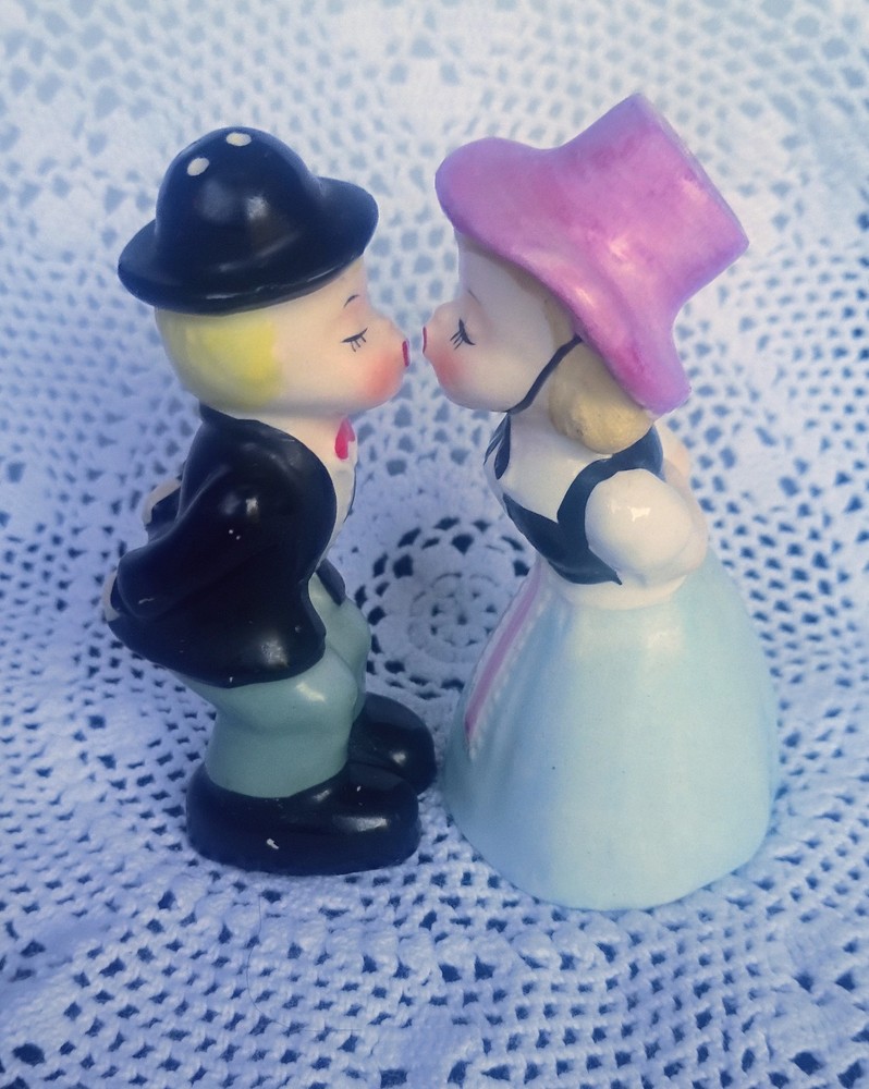Vintage 1956 Napco~Adorable Couple Kissing~Salt & Pepper Shakers