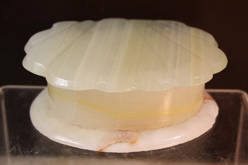 Vintage Clam Shell Shaped Onyx Alabaster Marble Trinket Jewelry Box Hinged Lid