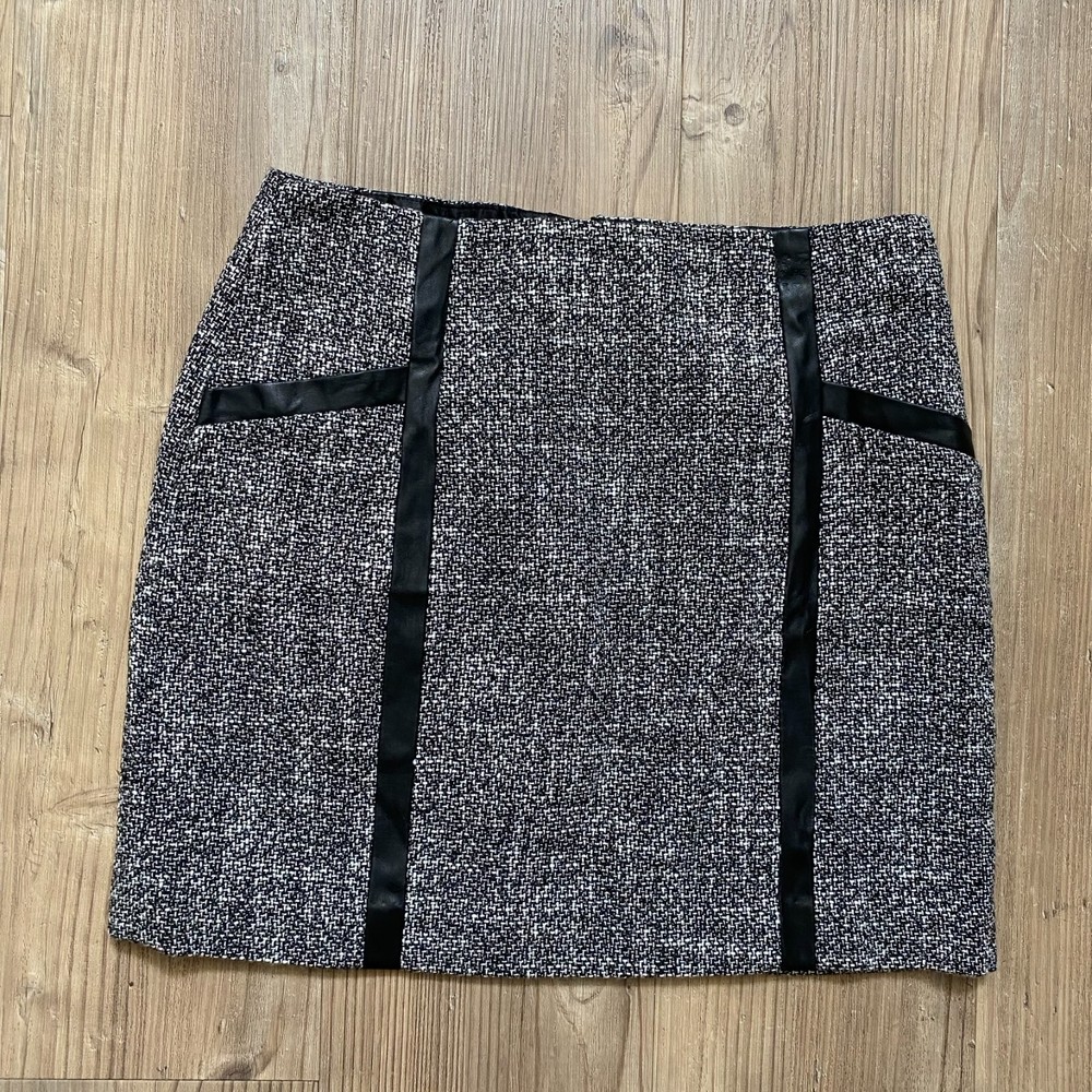 Banana Republic Black White Tweed Mini Skirt with Faux Leather Trim Size 6 Lined