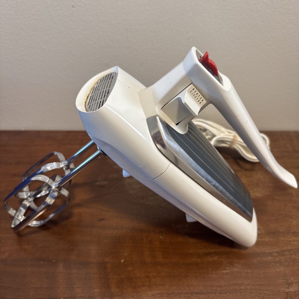 Vintage GE General Electric 3 Spd Hand Mixer w/ Beaters 30M47 Retro White WORKS