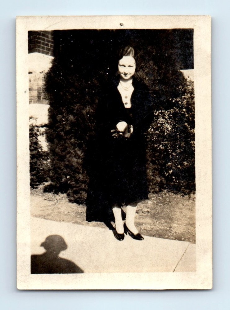 Old Vintage Photo SOLO LEGGY WOMAN SPY SHADOW ORIGINAL SNAPSHOT PHOTOGRAPH