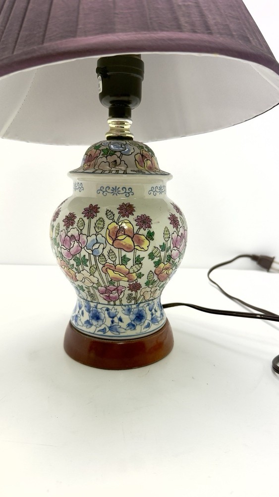 Vintage Chinoiserie Floral Porcelain Ginger Jar Table Lamp W/ Wooden Base