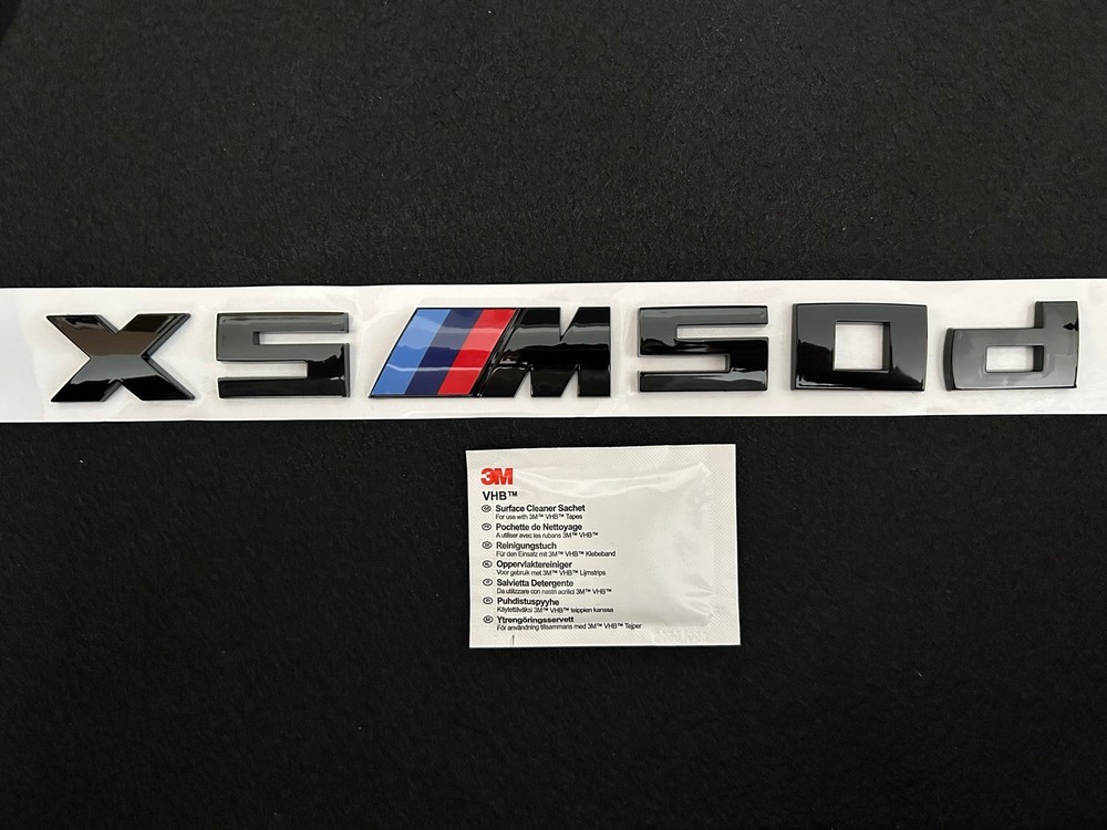 BMW X5 M50d BADGE IN GLOSS BLACK. FREE ALCOHOL WIPE