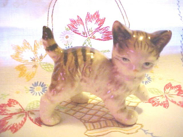 VINTAGE POTTERY, KITTEN, CAT, WHITE AND BROWN ORANGE BACK STRIPES, BLUE EYES