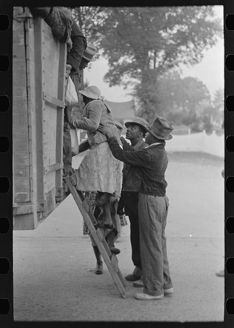 Photo:Pine Bluff Arkansas 1938 Cotton Pickers Boarding Truck Women