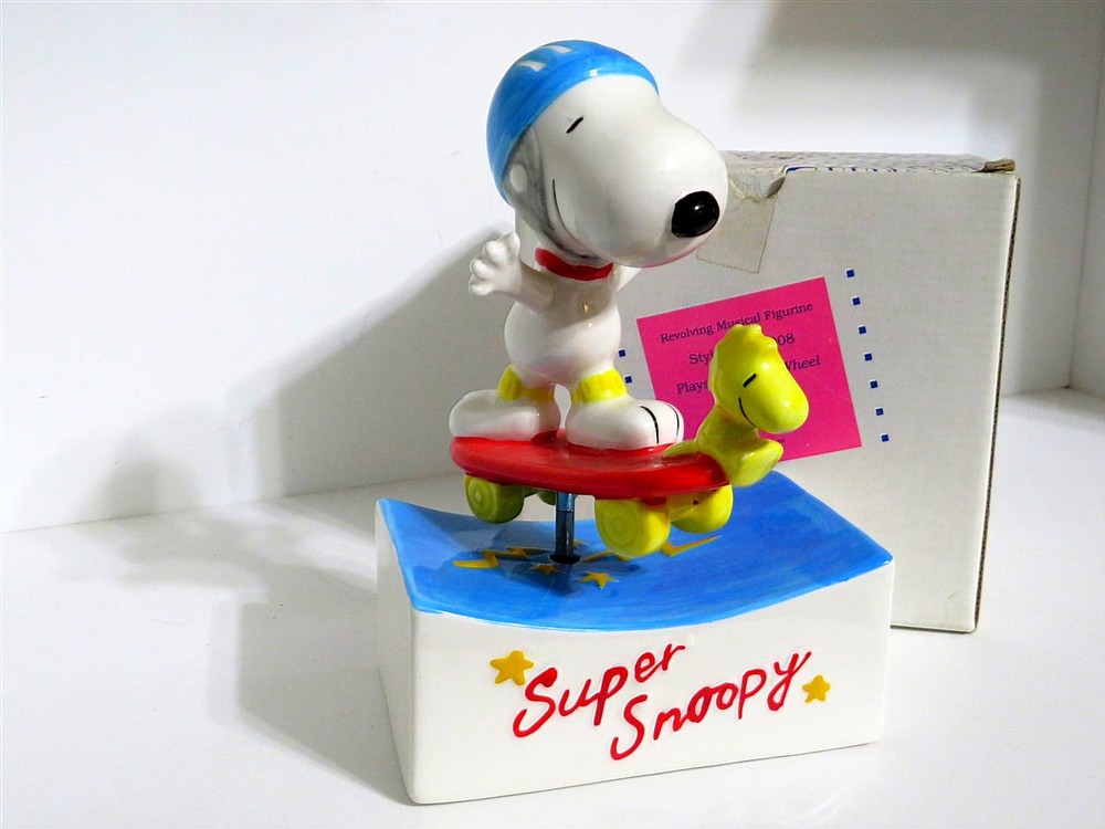 SNOOPY PEANUTS CHARLIE BROWN WILLITTS VINTAGE CERAMIC MUSIC BOX FIGURE 1990