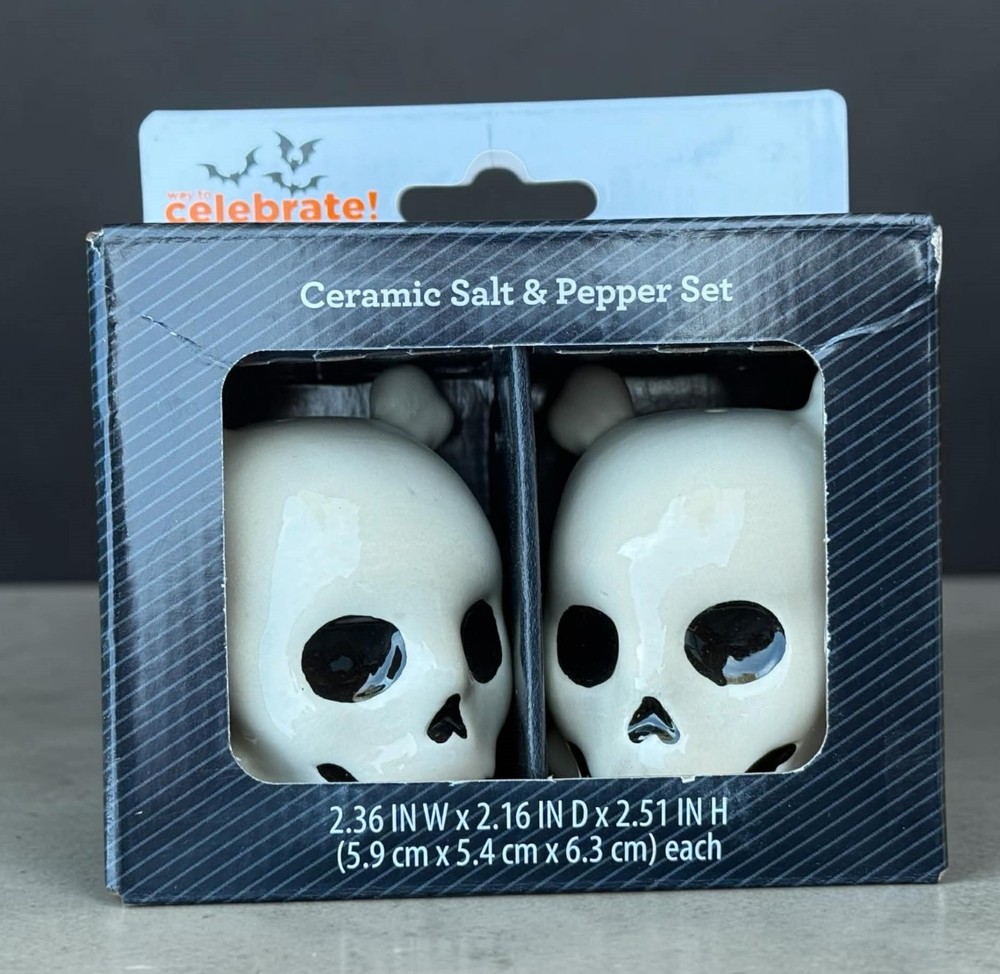 Halloween Skull Salt & Pepper Shakers Ceramic Skeleton Set Kitchen Decor New