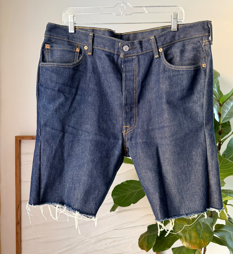 Men's LEVI'S 501 Button Fly Raw Hem Denim Cut-Off Jean Shorts Size 38