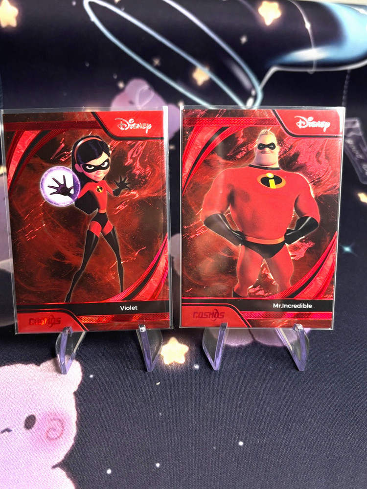 Kakawow 2025 Disney Cosmos Red Foil Parallel /75 - Mr. Incredible & Violet