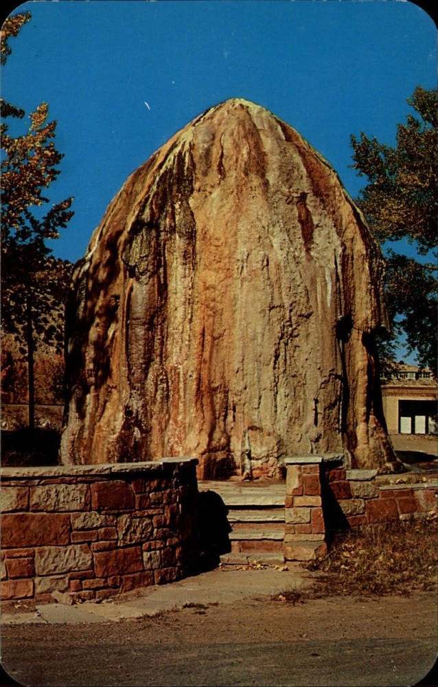 Teepee Fountain ~ Thermopolis Wyoming ~ unused 1950s postcard